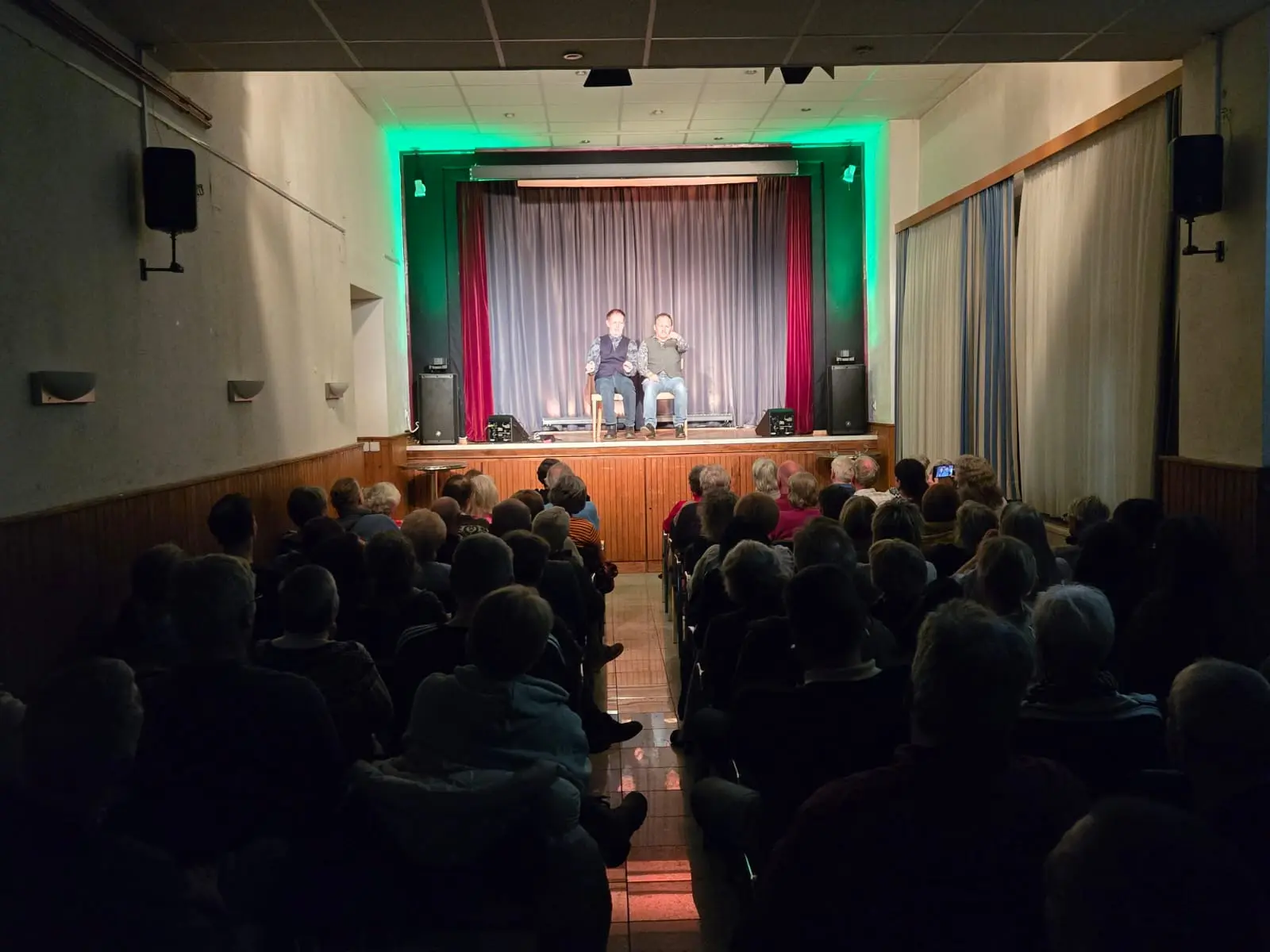Volles Publikum bei einem Kabarettabend im Kinzerplatzsaal