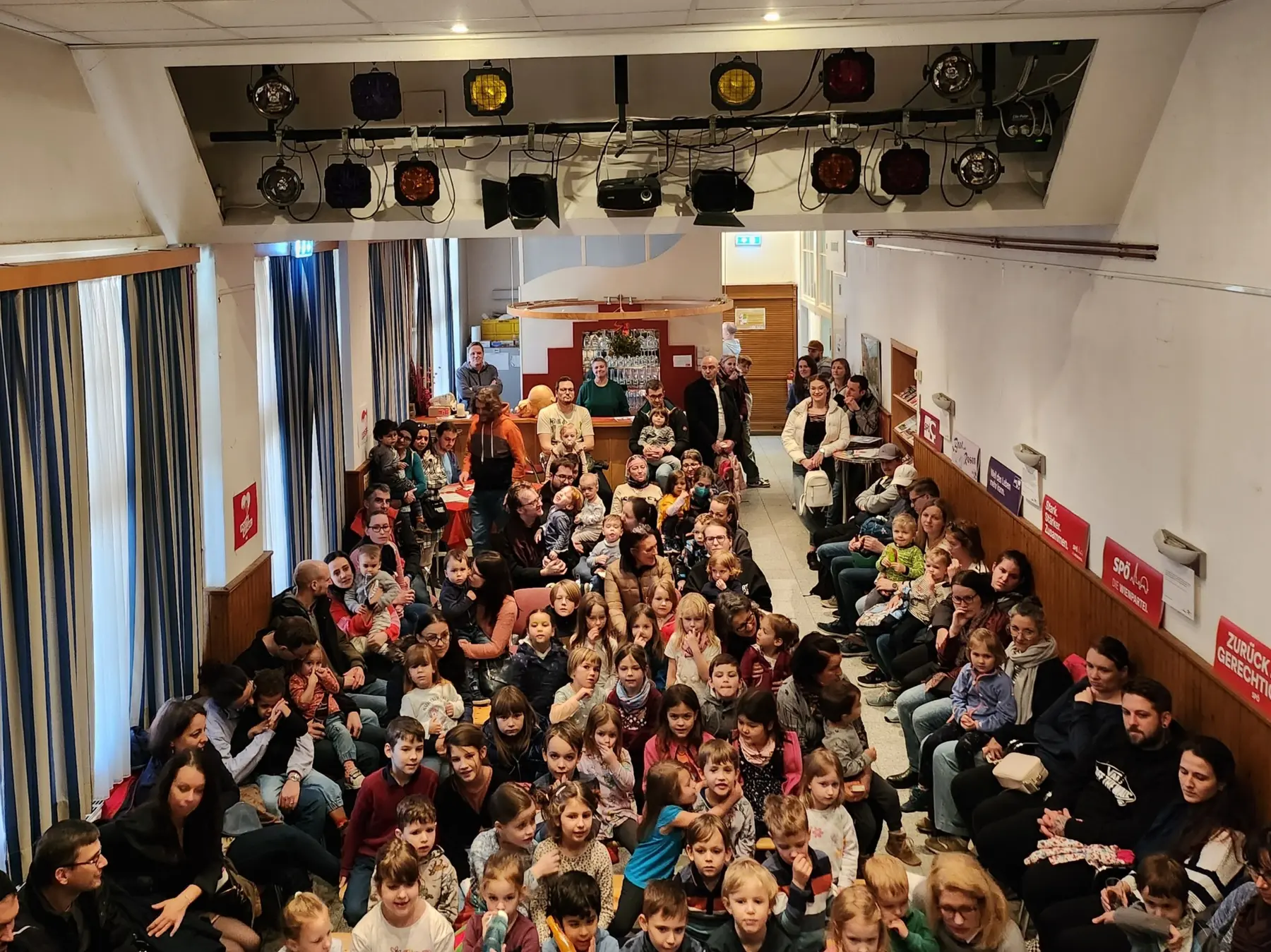 Kinder und Familien bei einer KUKI-Kasperlvorstellung
