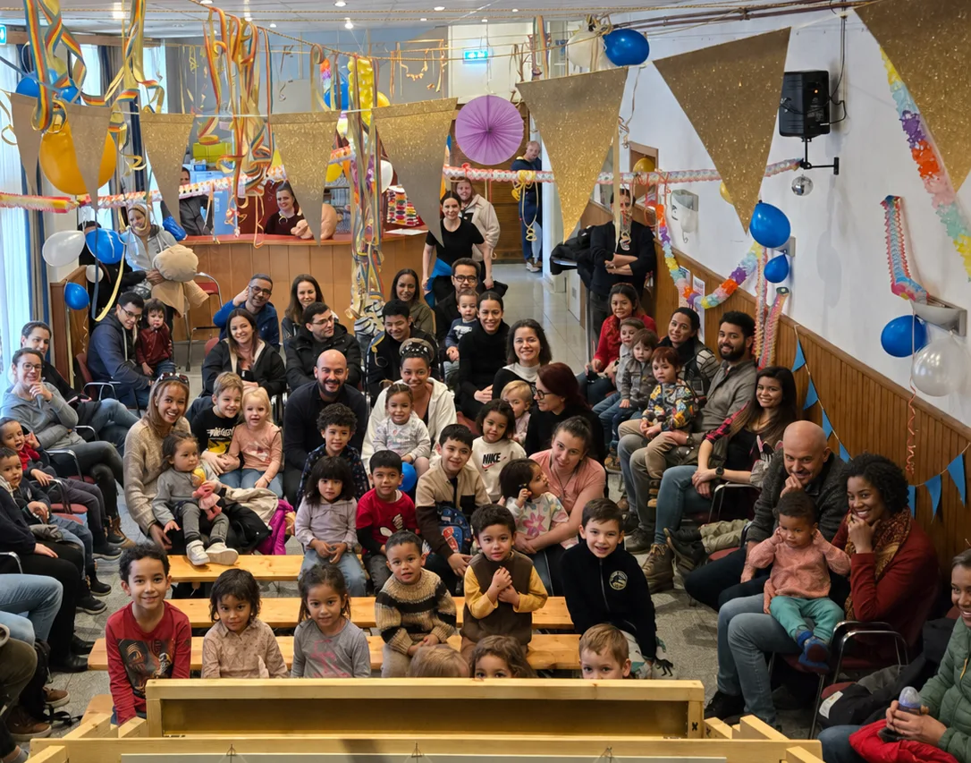 Viele Kinder und Familien warten auf die Kasperlvorstellung